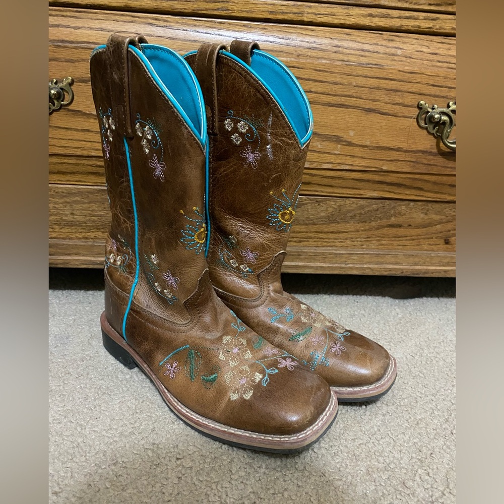 Cowboy/cowgirl boots size 6